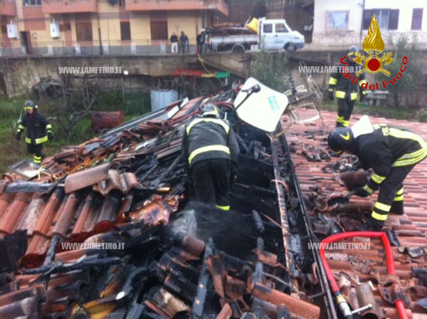 incendio-distrugge-tetto-a-casale-bruzio-gen-2014-2ok.jpg