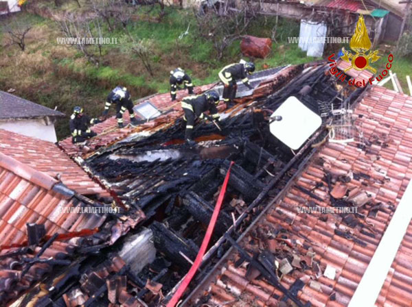 incendio-distrugge-tetto-a-casale-bruzio-gen-2014-3ok.jpg