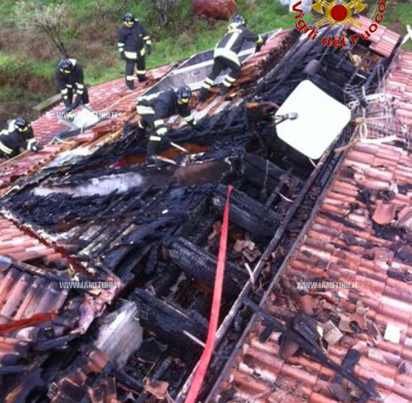 Calabria: Incendio distrugge tetto abitazione, nessun ferito