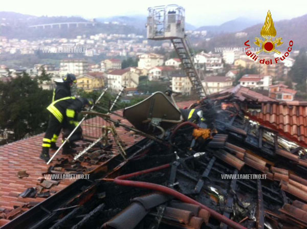 incendio-distrugge-tetto-a-casale-bruzio-gen-2014-5-ok.jpg
