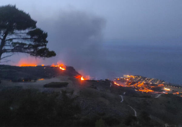 Incendio minaccia Erice, evacuate case: in aiuto anche due Canadair da Lamezia 