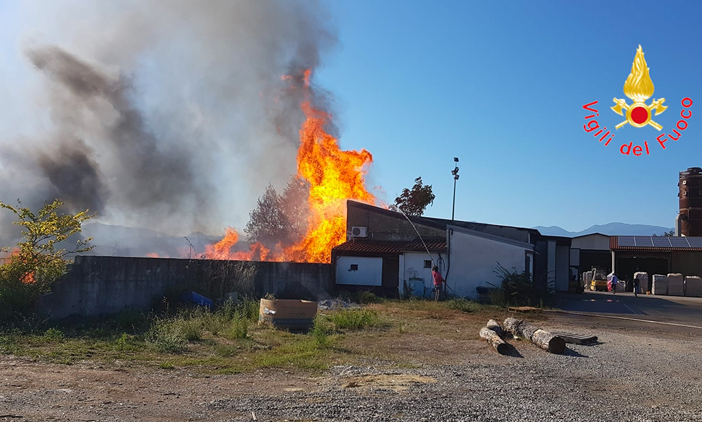 In fiamme falegnameria nel Cosentino, accertamenti in corso 