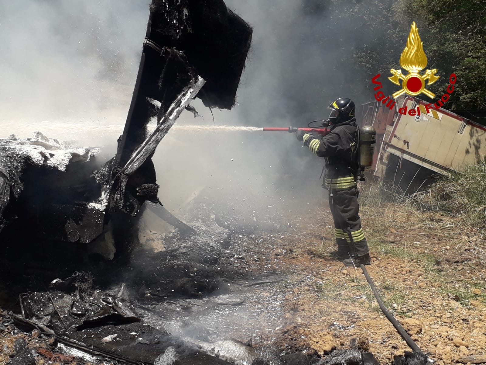 Incendio sottobosco lambisce azienda di trasporti a Feroleto, accertamenti in corso