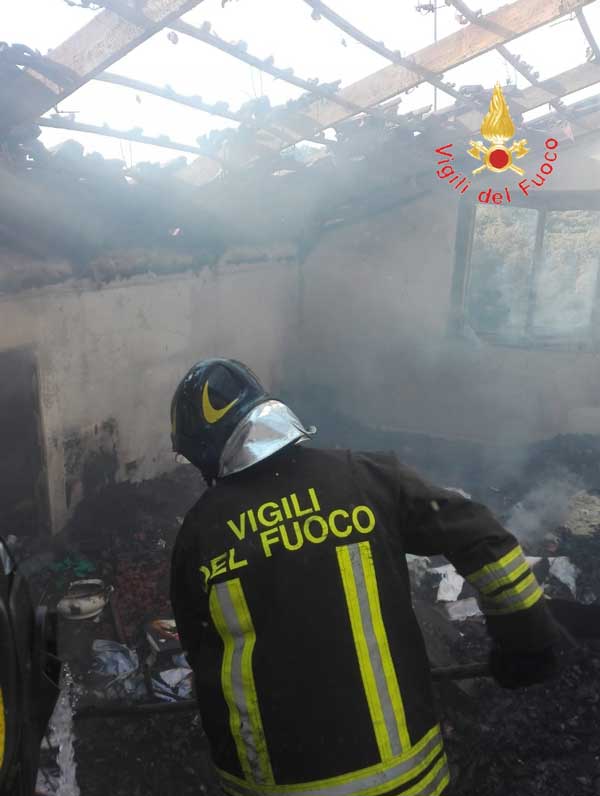 incendio-feroleto-foto-vvf1.jpg