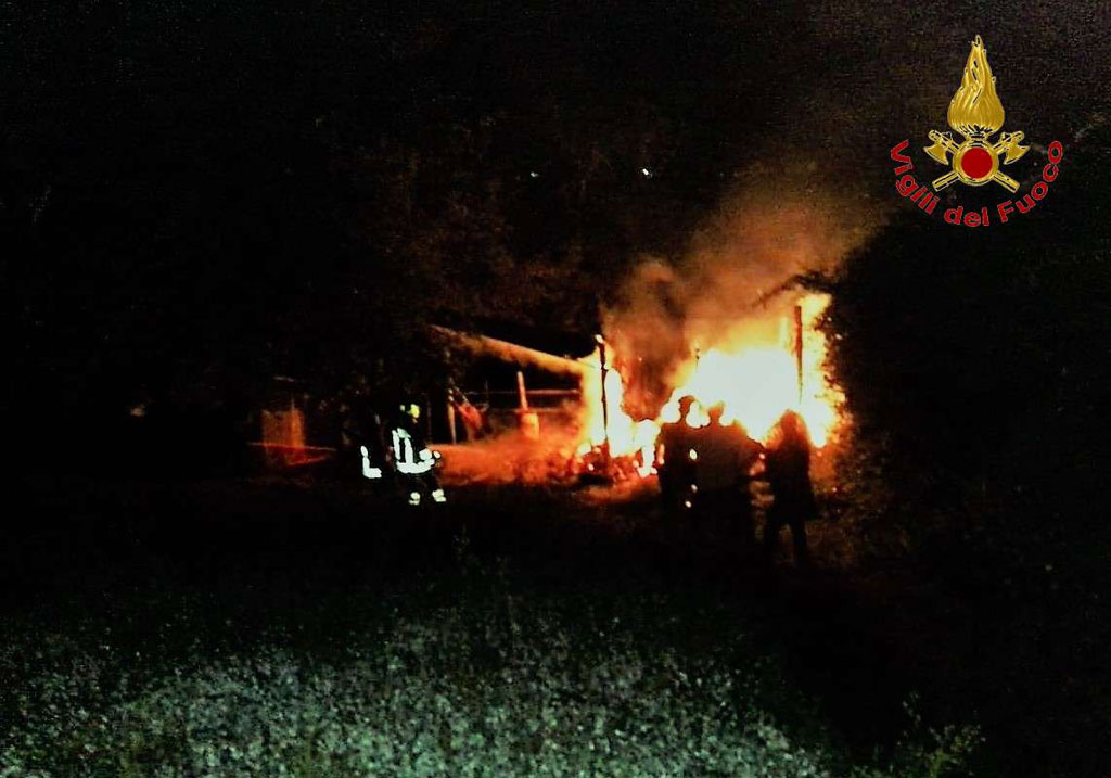 Incendio in fienile nel vibonese, vigili del fuoco al lavoro per ore