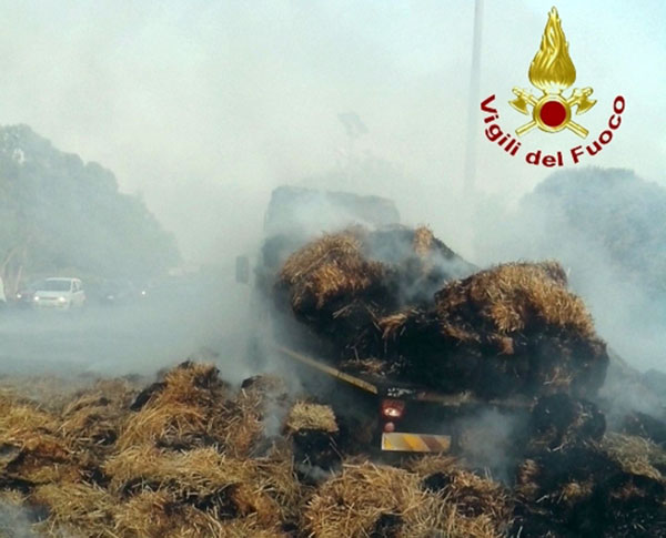 Incendio distrugge 140 balle fieno trasportate da camion su SS 106
