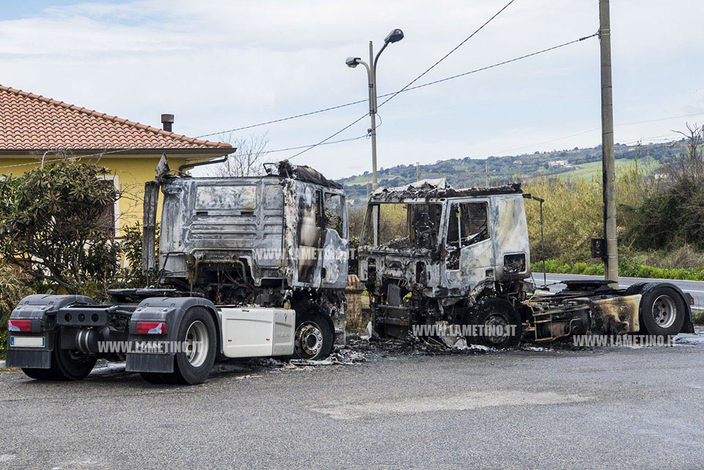 A fuoco due camion a Gizzeria