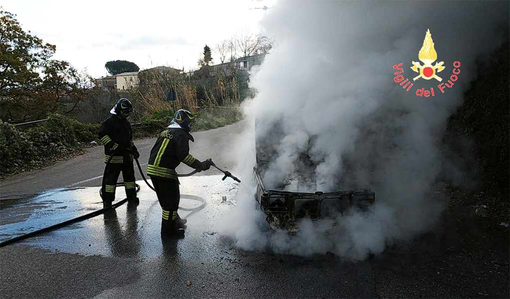 Lamezia, auto in fiamme a Fronti: illeso il conducente 