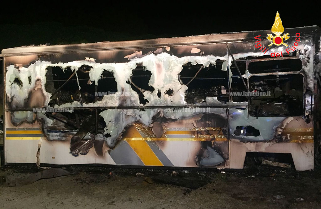In fiamme furgone per vendita bibite e panini a Gizzeria Lido, indagini in corso
