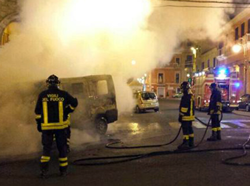 Calabria: Furgone distrutto da fiamme in centro a Crotone
