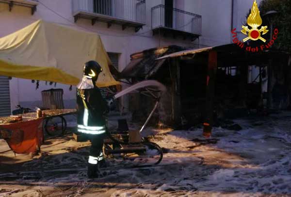 In fiamme autofurgone rosticceria ambulante a Vibo, intervengono Vigili del Fuoco