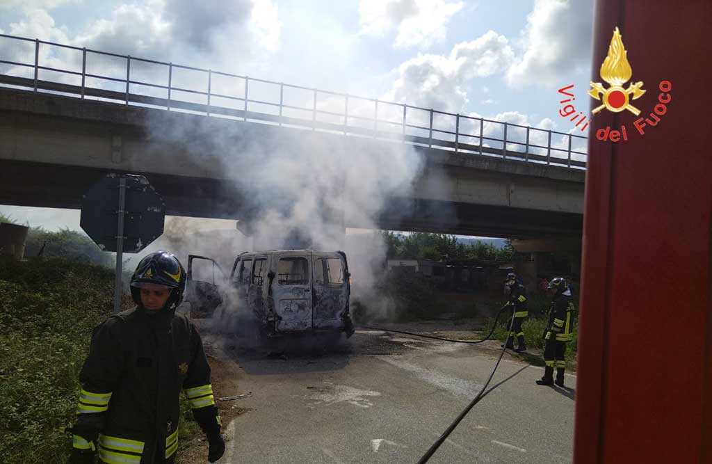 incendio-furgone3337d918188_c6dda.jpg