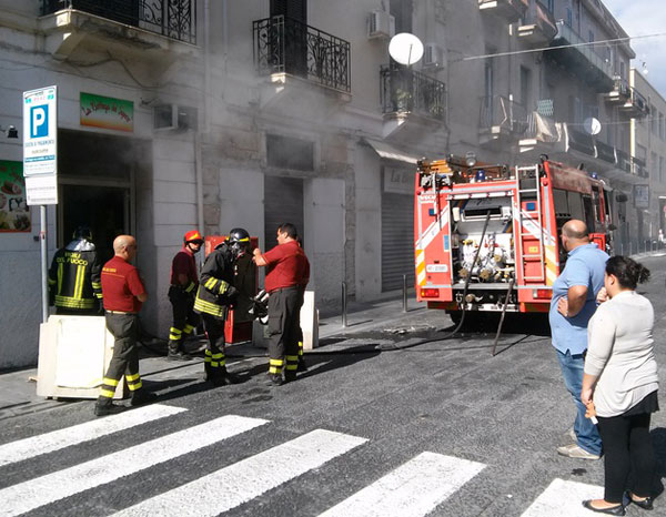 Calabria: Distrutto negozio da un incendio nel reggino 
