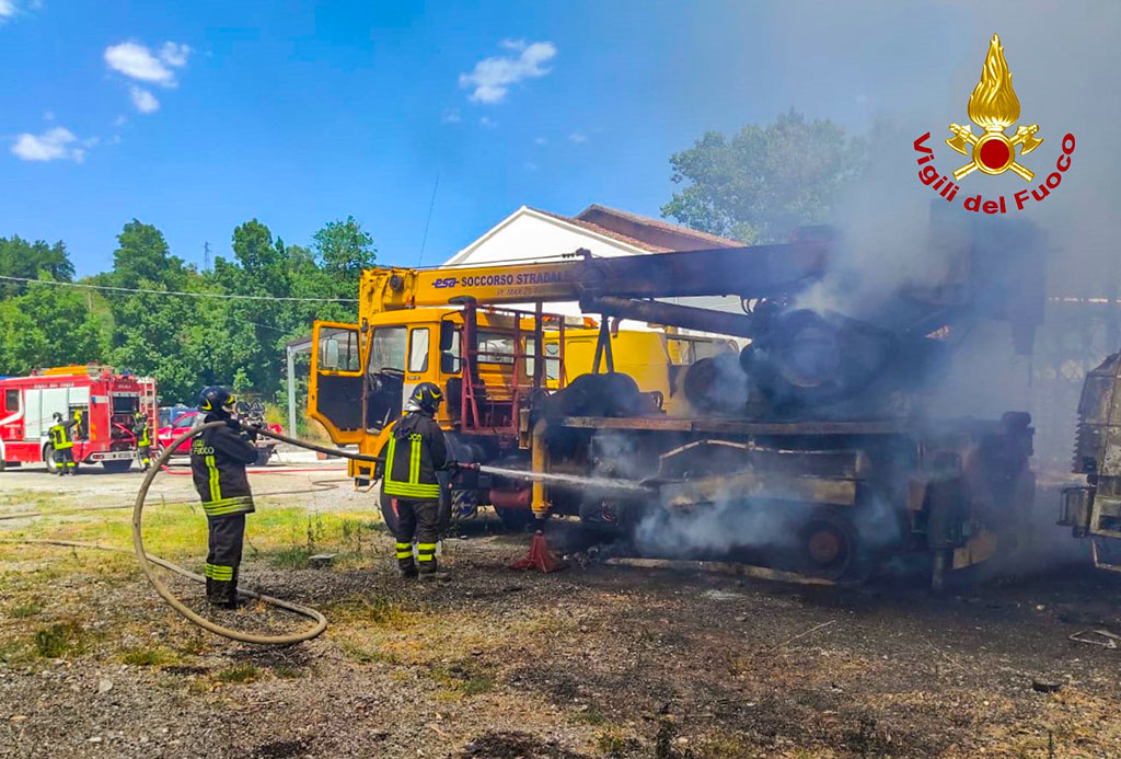 Incendio in officina a Laino Borgo, in fiamme mezzi pesanti e diversi veicoli