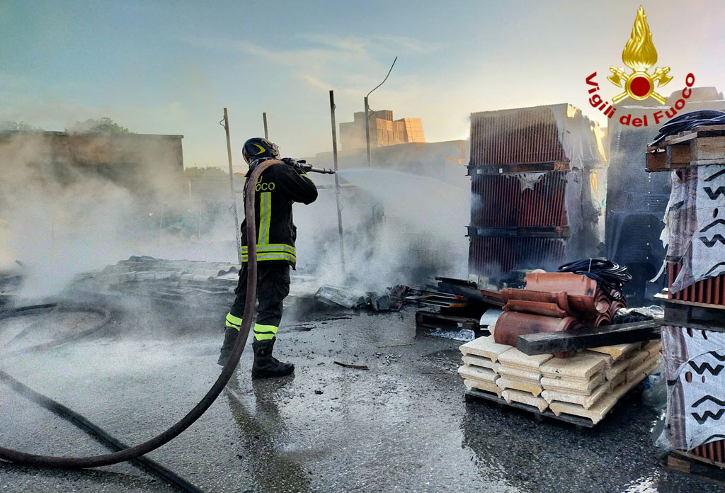 Lamezia, incendio in una ditta edile: al lavoro per risalire a cause