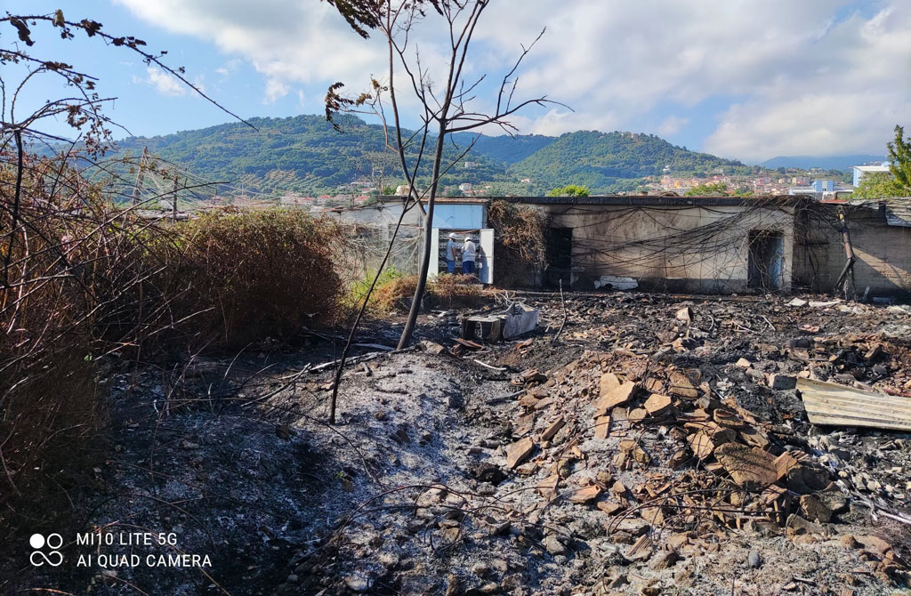 Lamezia, in fiamme vegetazione e sterpaglie tra campo Rom e ospedale: disagi per il fumo