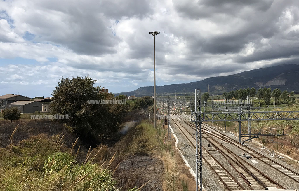 Lamezia: incendio su tratto ferroviario, treni sospesi per 4 ore su linea Paola-Reggio