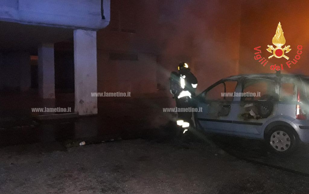Lamezia: auto in fiamme in via Amendola, indagini in corso
