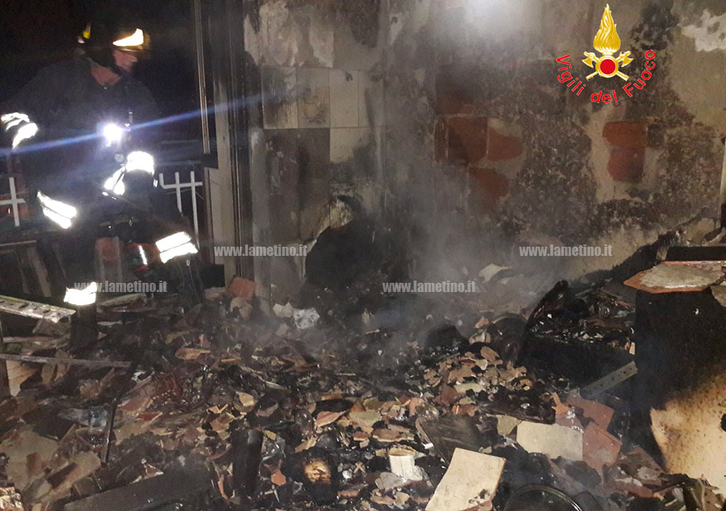 incendio-lamezia-via-scaramuzzino-11118.jpg