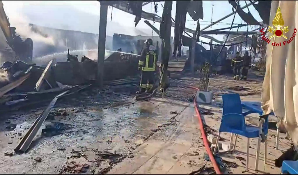 In fiamme stabilimento a Diamante, struttura completamente danneggiata