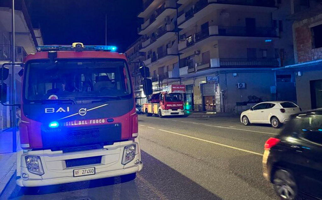Incendio in appartamento a Locri, muore donna di 87 anni: indagini in corso