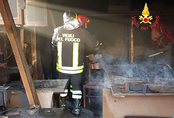 In fiamme magazzino a Catanzaro, materiali e attrezzature distrutti