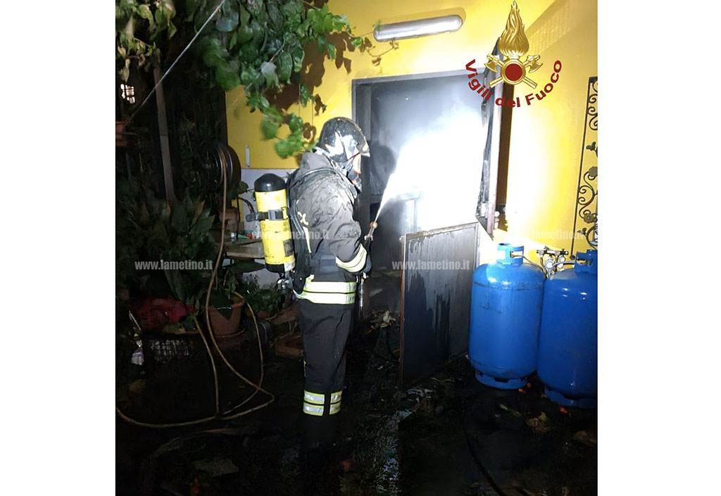 Lamezia, in fiamme nella notte magazzino in via Salvatore Foderaro