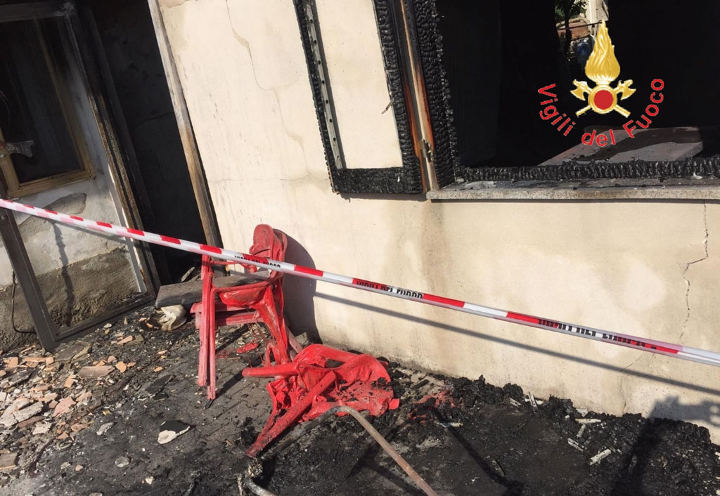 Lamezia, in fiamme magazzino: locale distrutto totalmente