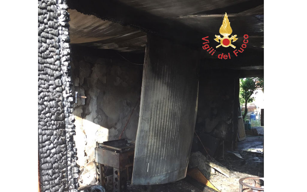 incendio-magazzino-lamezia-572019.jpg