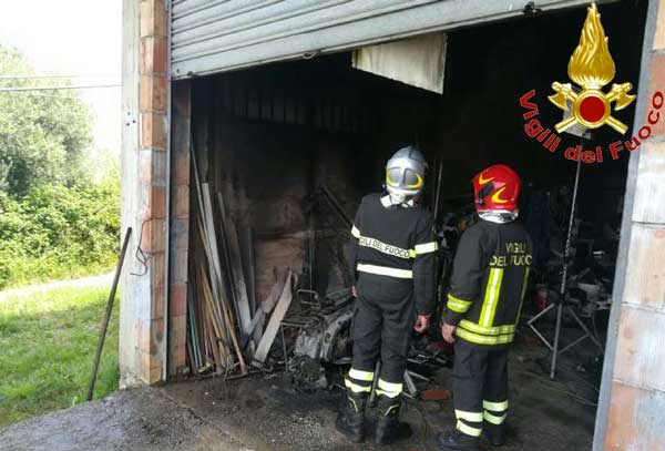Incendio in magazzino nel vibonese, intervengono vigili del fuoco