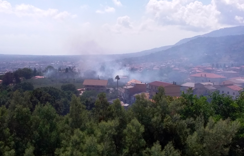 Lamezia, incendio a Magolà vicino abitazioni: domato dai vigili del fuoco