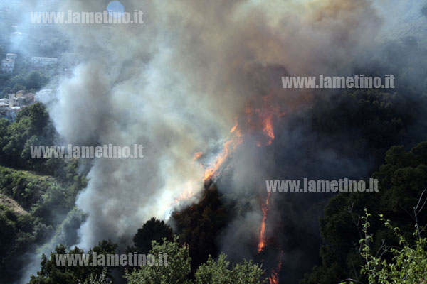 Lamezia: Vasto incendio nella zona di Magolà
