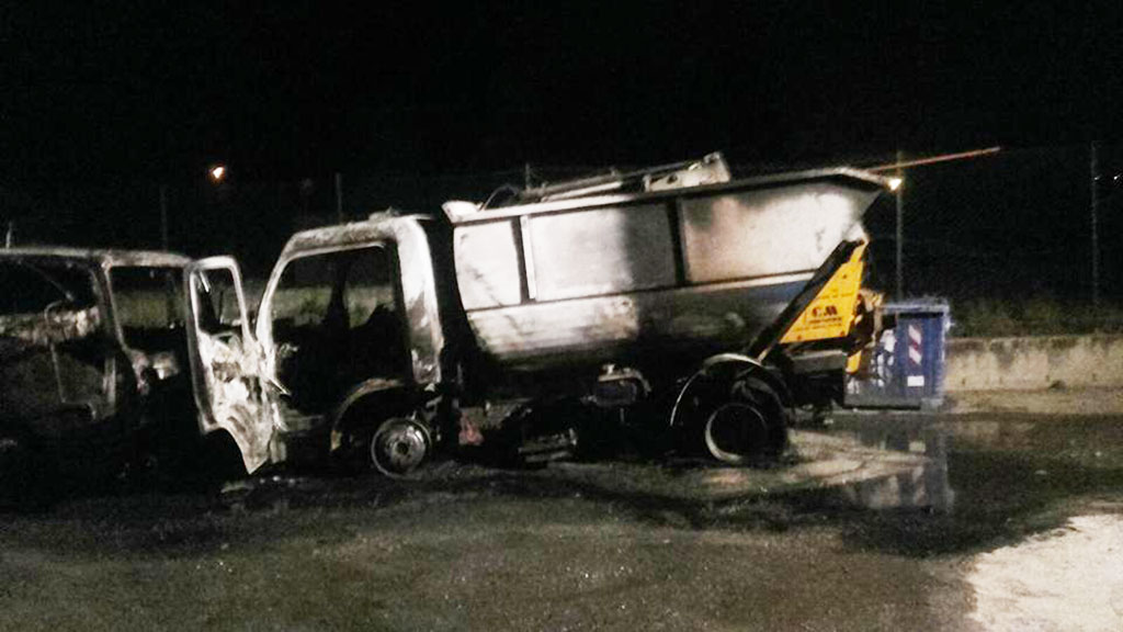 In fiamme due mezzi per raccolta rifiuti a Girifalco