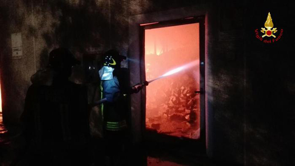 Incendio in capannone deposito gomme a Mileto