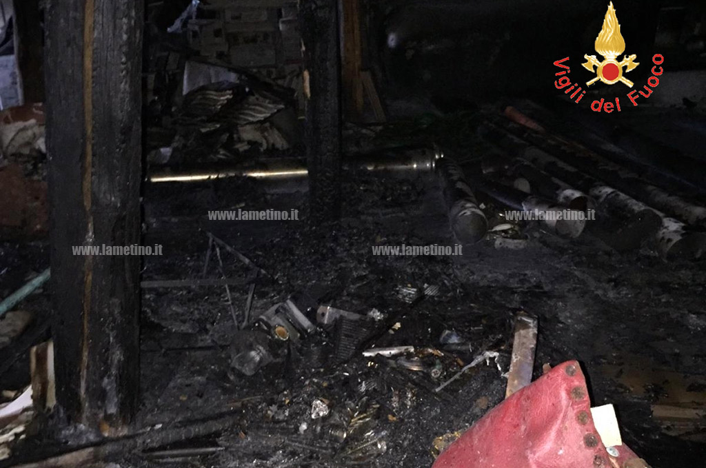 In fiamme sottotetto a Nocera Terinese, distrutto materiale all'interno