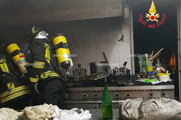 A fuoco friggitrice nella cucina di un hotel a Nocera Terinese, intervengono vigili del fuoco