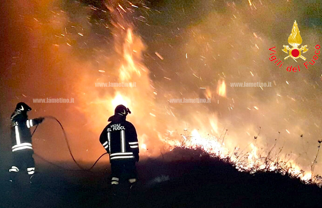 Scoppia incendio a Nocera Terinese, fiamme minacciano il centro abitato