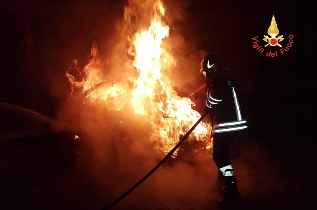 incendio-notte-auto-foto-2019.jpg
