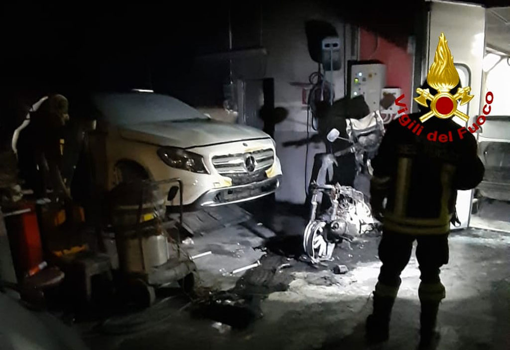 Incendio in autocarrozzeria a Catanzaro, intervengono vigili del fuoco
