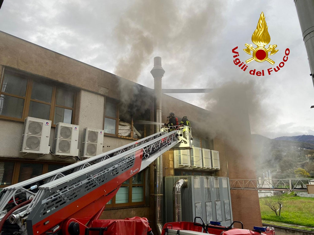Incendio in capannone a Paola, avviate indagini