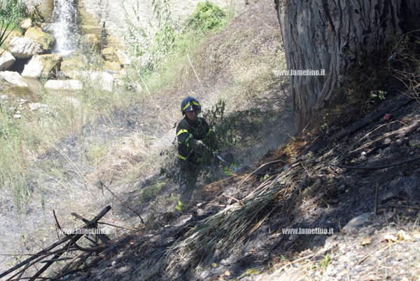 Lamezia: Nuovo incendio al parco Mastroianni, data alle fiamme panchina in legno