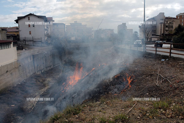 Lamezia: Incendio lungo l'argine del torrente Piazza