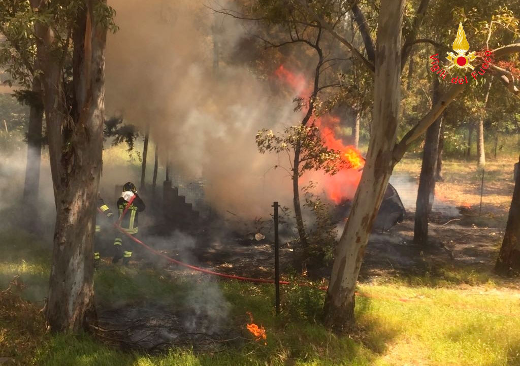 Incendio nella pineta a Sellia Marina: scoppia bombola gas Gpl, attimi di paura 