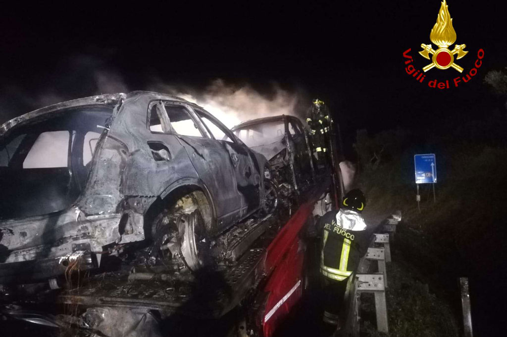 In fiamme bisarca a Pizzo, illeso conducente