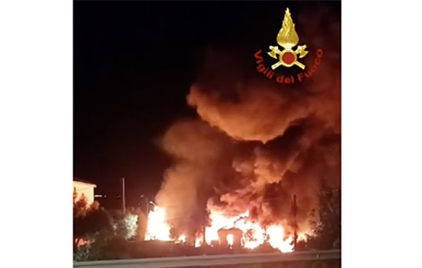 In fiamme rudere a Marina Di Gioiosa Ionica, al suo interno rifiuti di ogni genere