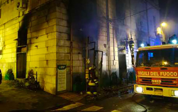 incendio-reggio-negozio.jpg