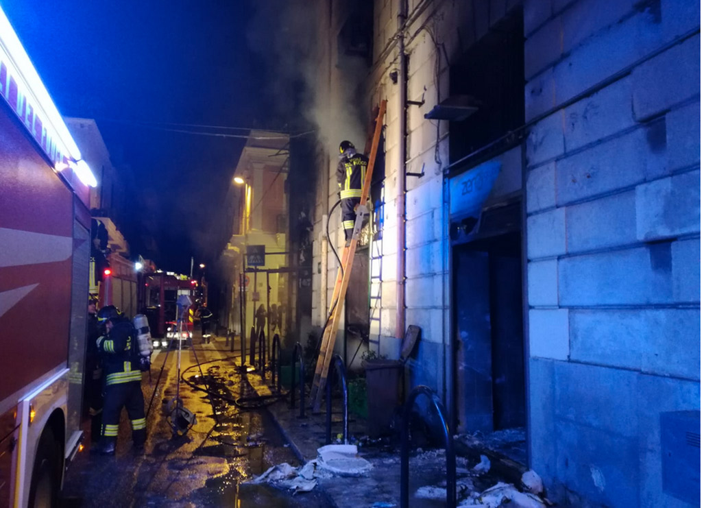 incendio-reggio-pizzeria-vvf1.jpg