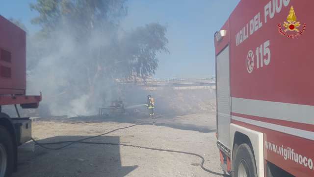 Numerosi incendi in provincia di Reggio, 20 interventi dei vigili del fuoco 