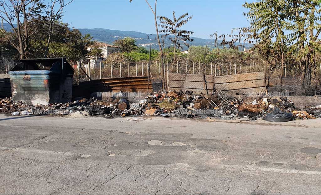 incendio-rifiuti-via-murat-300619.jpg