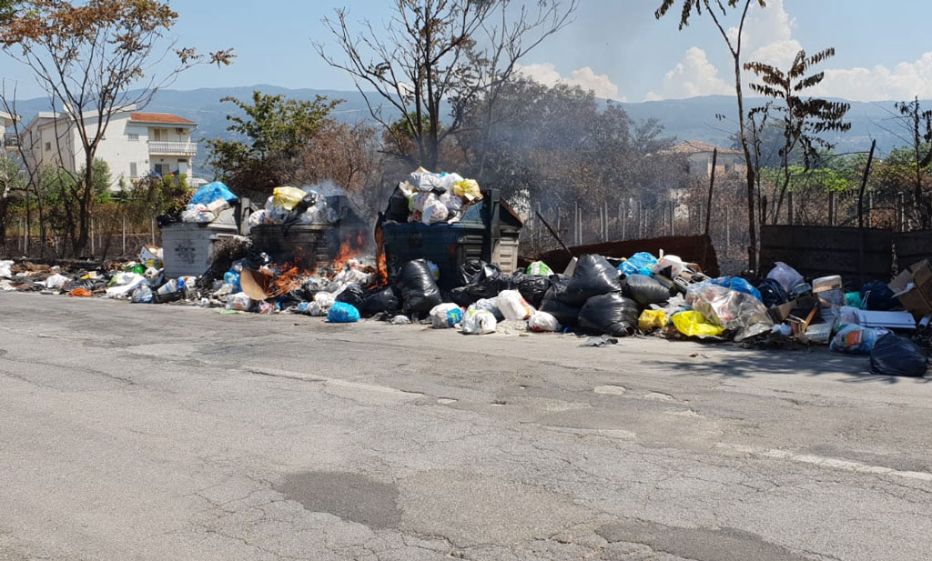 incendio-rifiuti-via-murat-472019-2.jpg